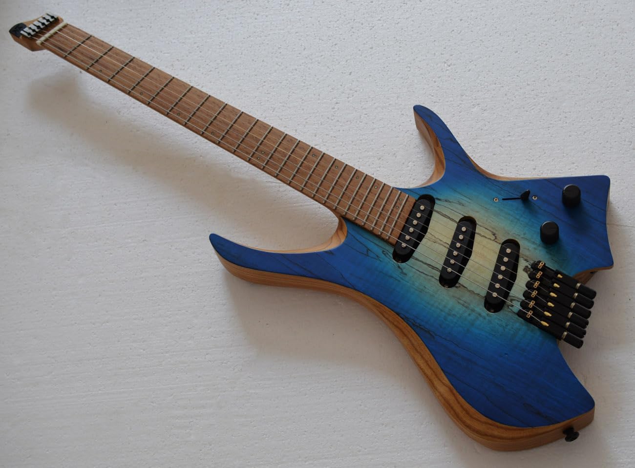 Amazon | 2024 ファンフレット6弦ヘッドレスエレキギターブルー